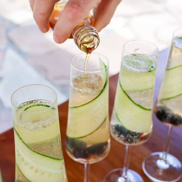 Savour the simplicity of summer with our Cucumber Mint Libation, a light beverage perfect for warm days. This blend of crisp cucumber, aromatic fresh mint and a hint of elderflower syrup offers a sophisticated taste in every sip. With just a few simple ingredients, this effortless recipe is ideal for a refreshing summer experience.Find the recipe by clicking the link in our bio
