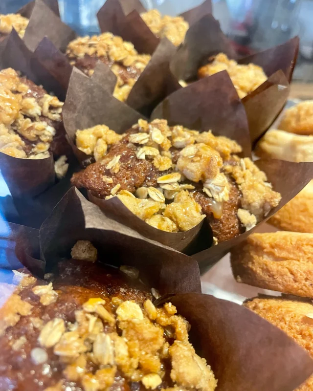 Freshly baked with a touch of fall  Our apple caramel muffins are the perfect balance of sweet and spiced. Ready to cozy up with one? While quantities last! Open daily 6 am - 7 pm #fallflavours #applespice