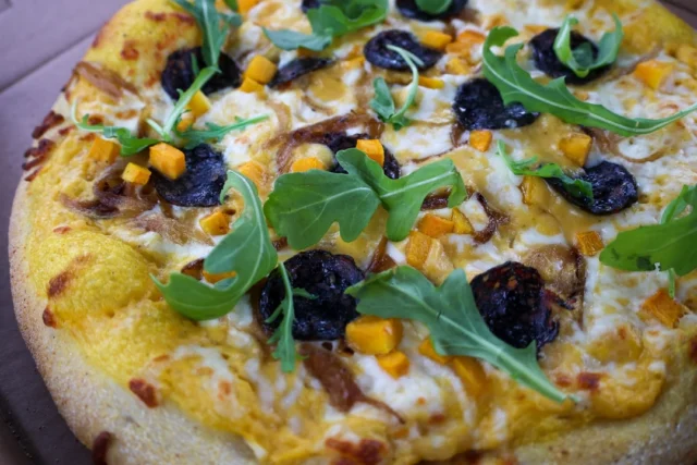  Get ready for a taste of autumn! Our Fall Pizza, featuring butternut squash cream sauce, mozzarella, truffle nero salami, roasted butternut squash, caramelized onions and arugula, is coming here for a limited time!Remember! We have gluten-free crust available!Open daily 11 AM - 7 PM